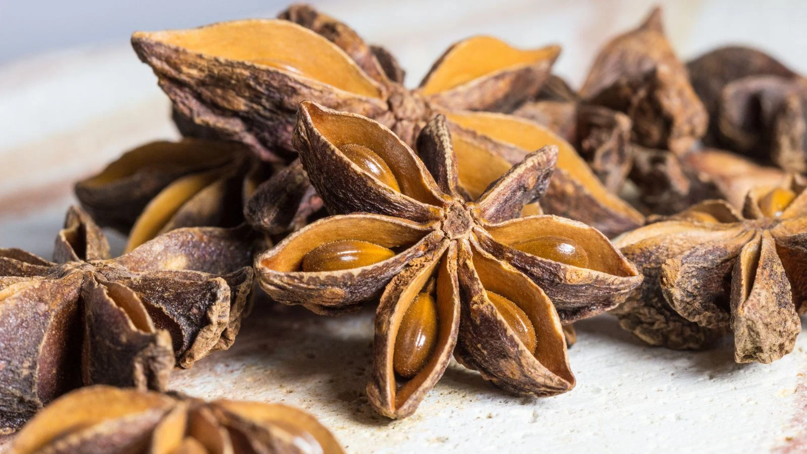 Купка спеції зірчастого анісу (Illicium verum), що має характерну зіркоподібну форму з круглим насінням у заглибленнях
